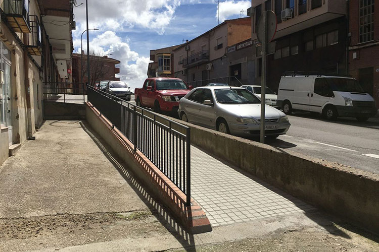 El Ayuntamiento da respuesta a una demanda vecinal y sustituye cuatro escalones por una rampa en la Avda. de Santa Bárbara, 65