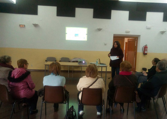 El Ayuntamiento pone en marcha un proyecto piloto de información grupal para acercar a los mayores los Servicios Sociales