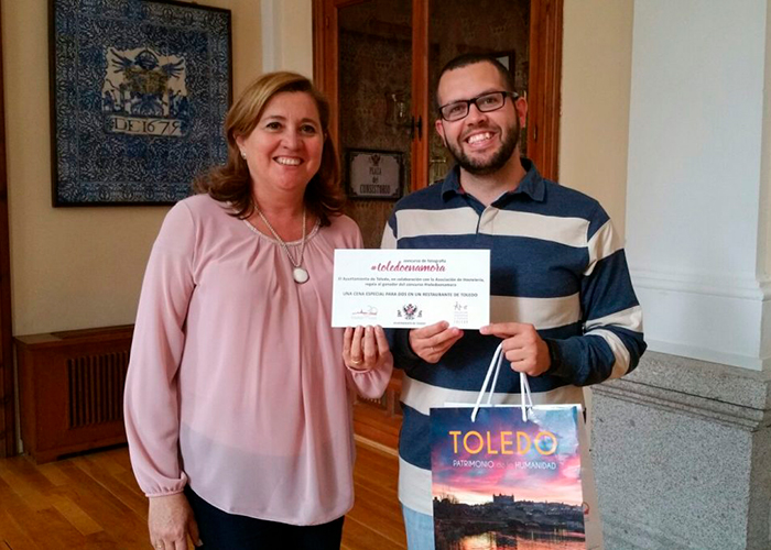 El ganador del concurso ‘Toledo Enamora 2018’ recoge en el Ayuntamiento el cheque para asistir a una Cena a Ciegas