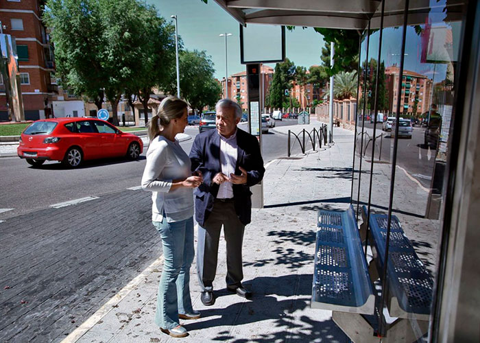 El Ayuntamiento inicia la instalación de nuevas marquesinas para mejorar las condiciones de espera de los usuarios de autobús