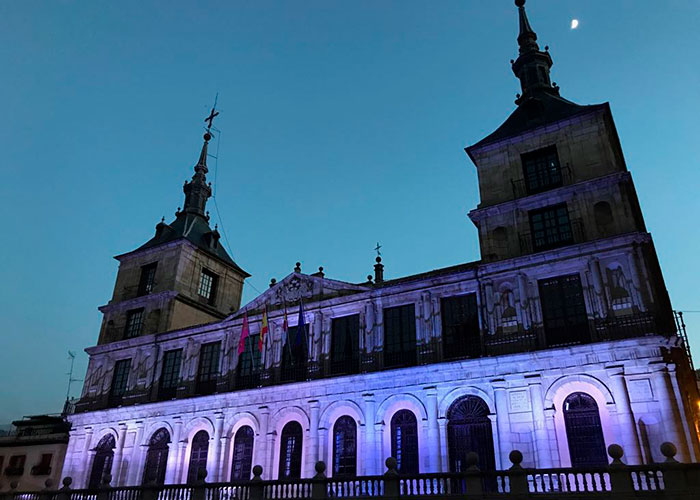 La fachada del Ayuntamiento se tiñe de azul con motivo del Día Mundial del Refugiado que se conmemora este miércoles 20 de junio