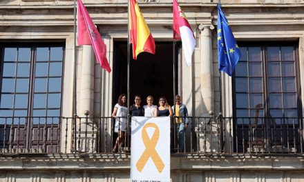 El Ayuntamiento se suma a la campaña mundial de sensibilización del cáncer infantil y luce en su fachada el lazo dorado