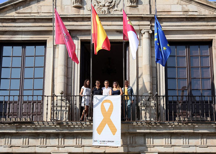 El Ayuntamiento se suma a la campaña mundial de sensibilización del cáncer infantil y luce en su fachada el lazo dorado