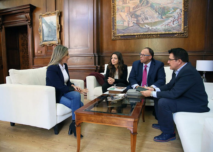 La alcaldesa se reúne con los responsables de Mercadona en Toledo y les traslada el apoyo del Ayuntamiento