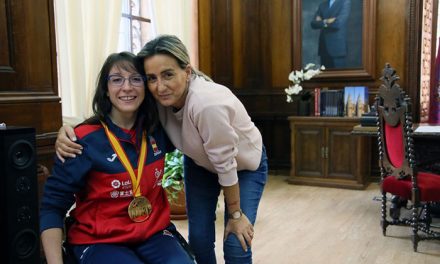 La alcaldesa traslada la enhorabuena a la campeona del mundo de kata en silla de ruedas, la toledana Isabel Fernández