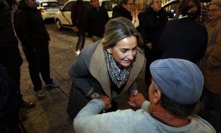 Milagros Tolón recibe a los mayores de la caravana solidaria de taxistas en su recorrido por la iluminación navideña de la ciudad