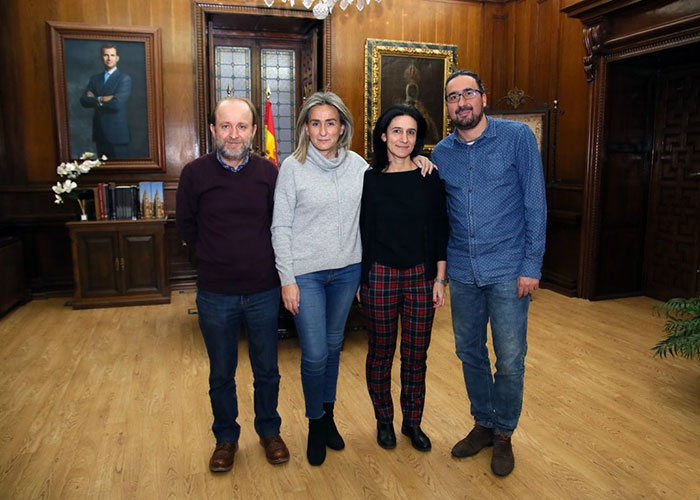 La alcaldesa recibe el agradecimiento de El Paisnal (El Salvador) por el apoyo de Toledo a un proyecto de Escuelas para el Mundo