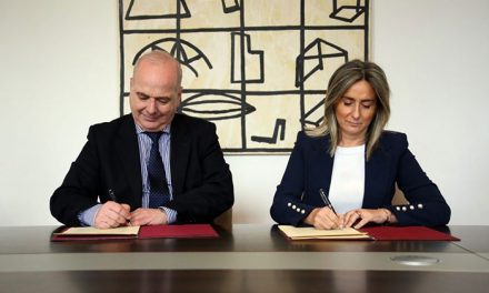 Ayuntamiento y Cáritas firman un convenio para gestionar los contenedores de recogida de ropa usada