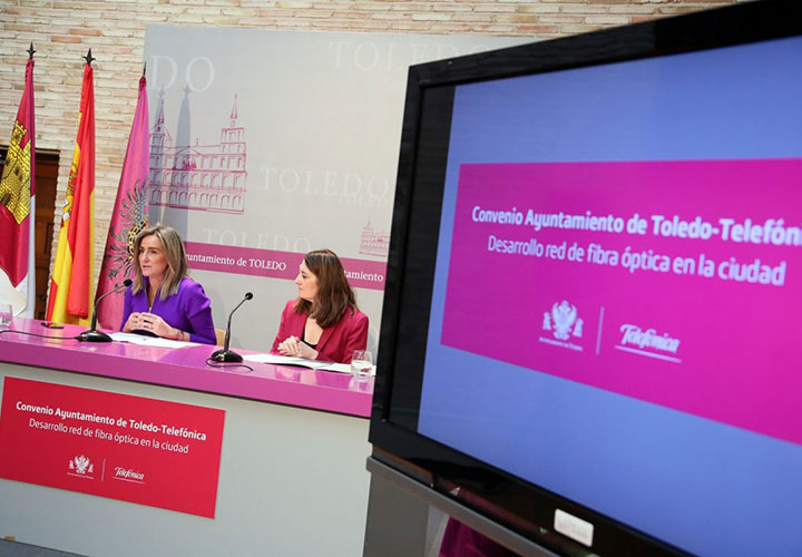La alcaldesa firma el convenio para hacer llegar la fibra óptica a hogares, comercios y empresas del Casco Histórico y otras zonas de la ciudad
