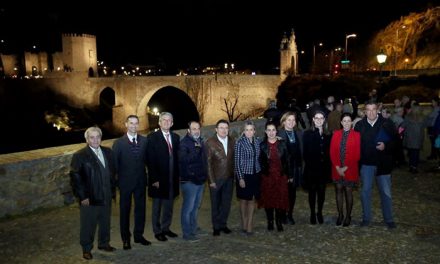 Milagros Tolón anuncia, en el encendido del Puente de Alcántara, la renovación de la iluminación artística de San Juan de los Reyes