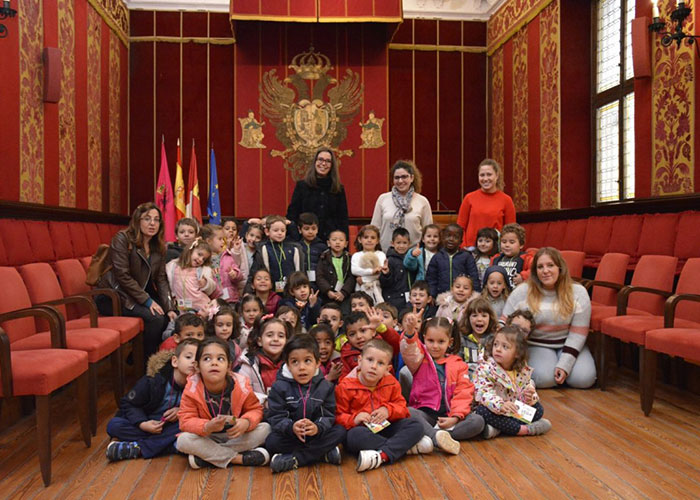 Alumnos y alumnas del ‘Jaime de Foxá’ visitan el Ayuntamiento con ‘Toledo Educa’