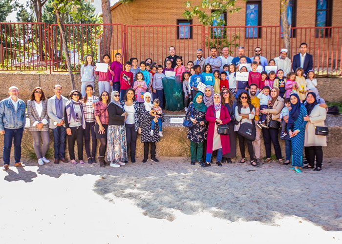 Representantes de los espacios religiosos del Polígono y escolares del barrio participan en la plantación del Árbol de la Paz