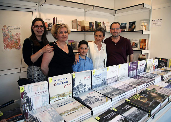 Milagros Tolón muestra su apoyo a los libreros y editores de la Feria del Libro y destaca la importancia de sacar la cultura a la calle