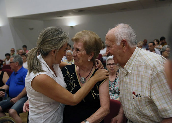 La alcaldesa comparte la Semana Cultural y fiestas del barrio de Santa Bárbara y asiste a la actuación del Centro de Mayores ‘Ángel Rosa’