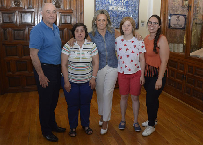 La alcaldesa comparte la jornada con empleadas en prácticas en el Ayuntamiento de la Asociación Down Toledo