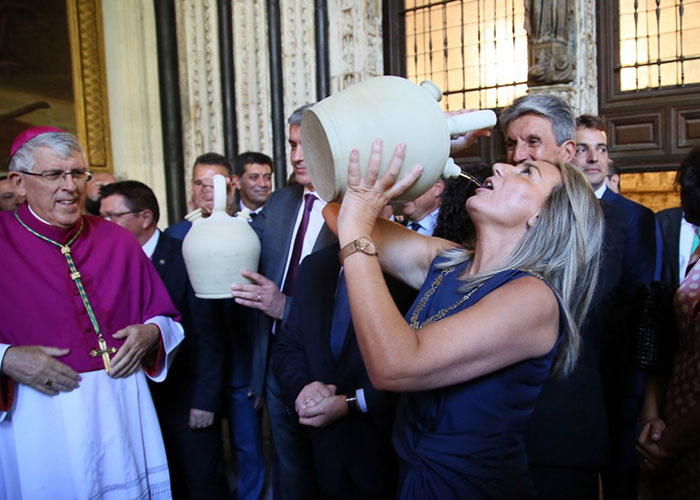 La alcaldesa cumple la tradición de beber agua del pozo de la Virgen en los botijos y destaca el valor de las tradiciones toledanas