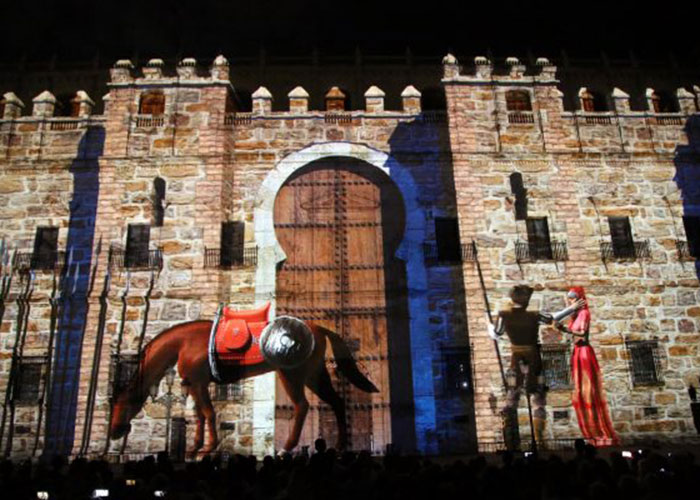 La alcaldesa celebra que Luz Toledo llene la fachada del Alcázar de toledanismo con un espectáculo que aglutina leyendas populares