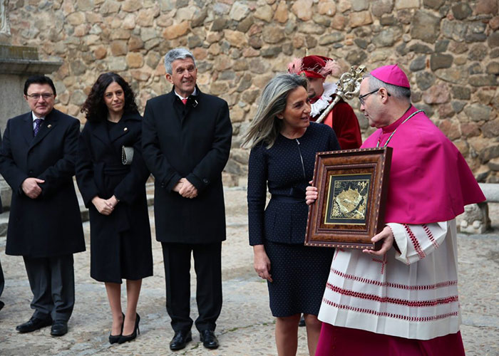 Milagros Tolón recibe al nuevo arzobispo en la Puerta de Bisagra y afirma que encontrará “colaboración plena” en el Gobierno local