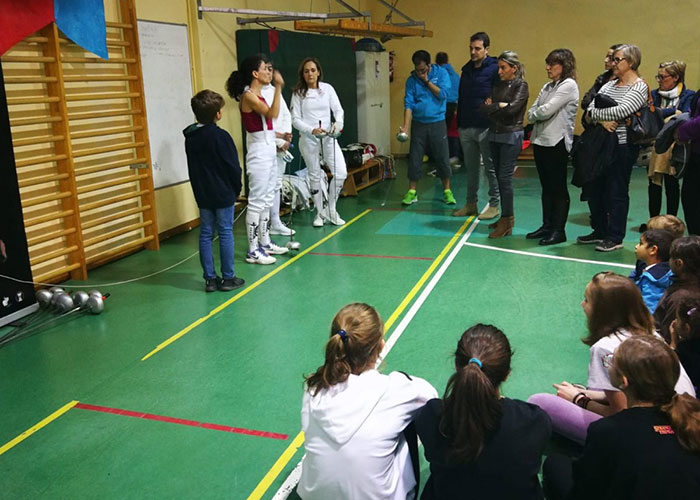 Milagros Tolón destaca el deporte como herramienta para la educación en igualdad en su visita al Club Esgrima Toledo