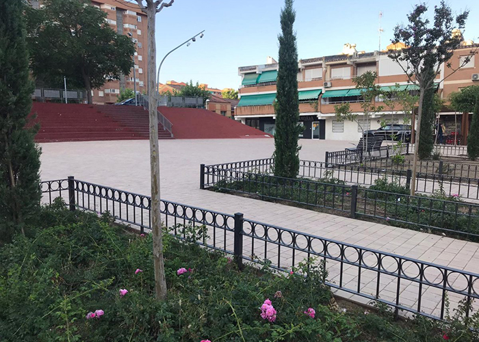 El Ayuntamiento de Toledo instala vallas de protección de parterres en el Paseo Federico García Lorca del barrio de Santa María de Benquerencia