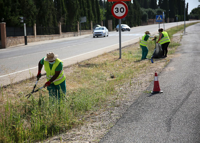 El Ayuntamiento avanza con las labores de limpieza y desbroce de espacios públicos en todos los barrios de Toledo