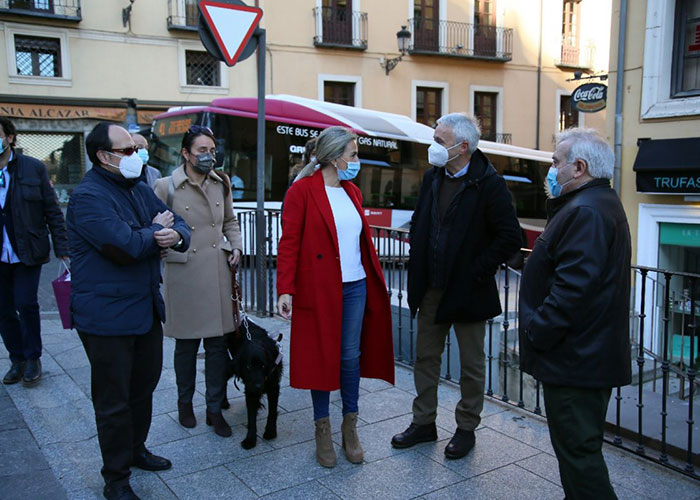La alcaldesa celebra la incorporación de tecnología accesible a los autobuses urbanos a favor de las personas con discapacidad