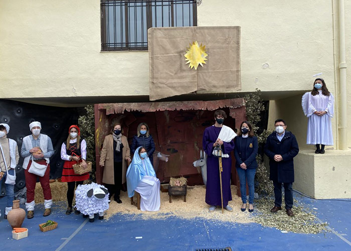 La alcaldesa de Toledo comparte con profesores y alumnos el Belén Viviente del colegio ‘Divina Pastora’