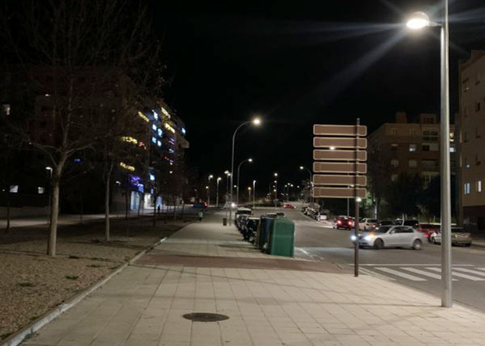 El Ayuntamiento de Toledo realiza la renovación del alumbrado de la calle Río Valdeyernos que afecta tanto a la calzada como a la acera