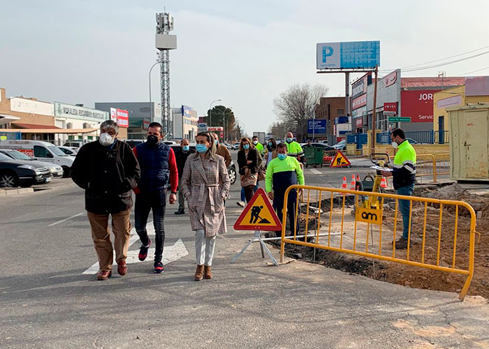 Milagros Tolón recoge las impresiones de los empresarios del Polígono industrial en una visita a las obras de la Calle Jarama