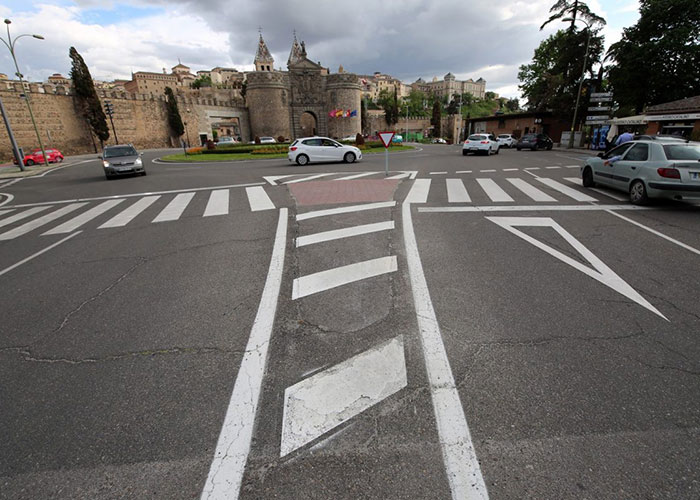 La mejora de la señalización de las vías urbanas de la ciudad llega al paseo de Recaredo y al entorno de la Puerta de Bisagra